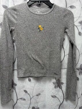 Hollister Gray Ribbed Long-Sleeve Crop Top with Yellow Floral Accent